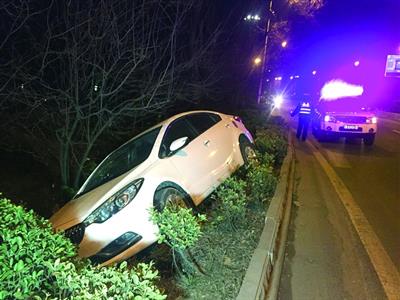 南京一货车撞上等红灯面包车 司机疲劳驾驶