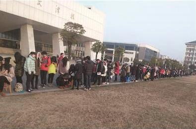 扬州大学生连夜排队 只为申请考研专座
