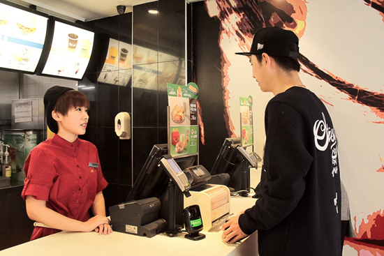 南京高校大学生快闪麦当劳 感召年轻人正能量