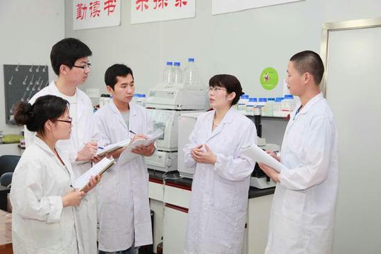 胡永红教授与学生合影