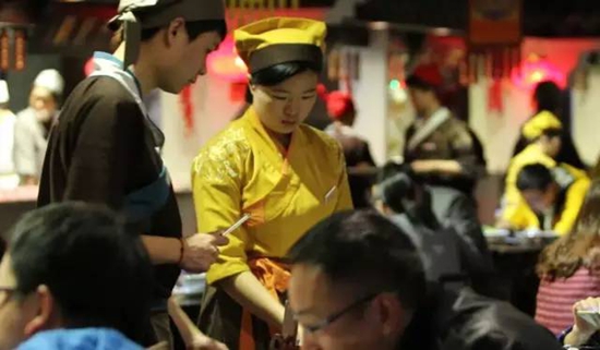 南京餐饮开启服务员打赏模式 服务行业迎来颠