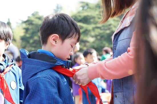 南外师生赴雨花台祭奠革命先烈 举行少先队员入队仪式