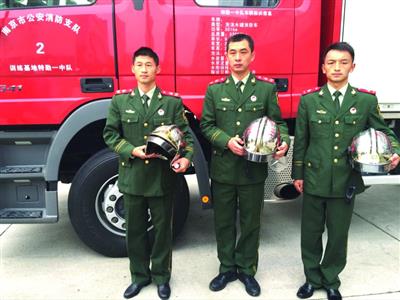 南京消防战士救援靖江火灾 迎烈火在烫水里关