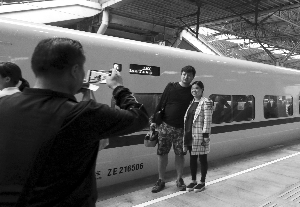 宁启动车昨天开跑 镇江小火车迷连夜赶到南通