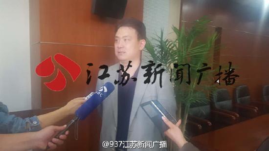 南大学生处副处长索文兵接受采访。