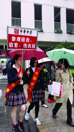 学生引导员带家长参观 学校供图