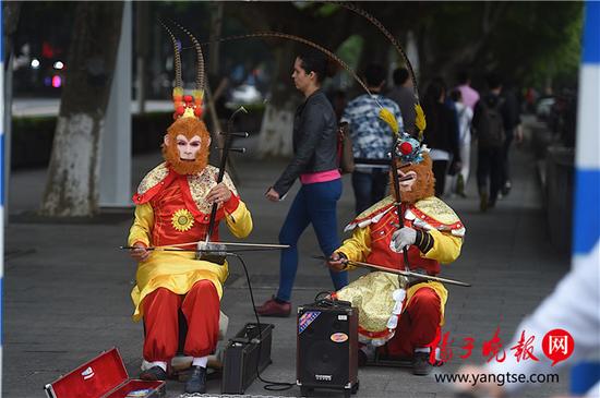 街头艺人扮成齐天大圣在南京拉二胡(图)