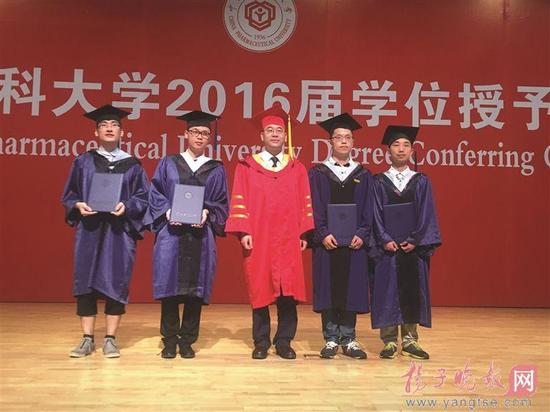 6月21日上午,中国药科大学在江宁校区举行2016届毕业典礼。