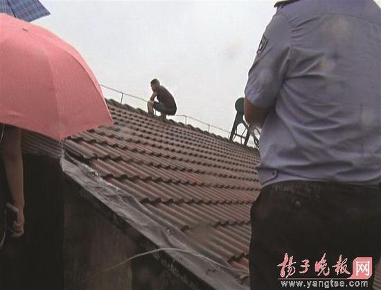 由于言语不和,男子一怒竟攀爬到6楼房顶,扬言要跳楼。