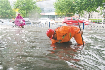 昨日,我省大部分地区遭遇集中暴雨,许多城市路段积水严重,给人们的生活造成不小影响。图为在南通、常州、无锡、南京等地拍摄的一组镜头。
张志陆 汤 毅 陈 暐 吴 俊摄