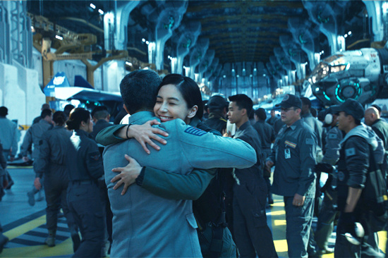 《独立日2》将映 Angelababy英雄形象帅气逼人