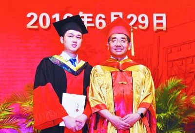 南京工业大学昨天举行研究生毕业典礼,校长黄维院士与众不同的服饰