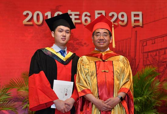 南工设立优秀论文校长特别奖 小伙九年存款十