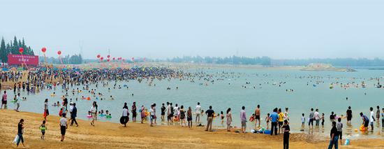 秀美金沙湖 中国第一淡水沙滩浴场_新浪江苏_新浪网