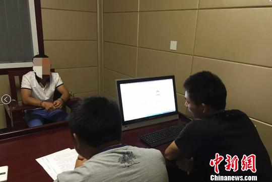 犯罪嫌疑人正在被审讯。警方供图
