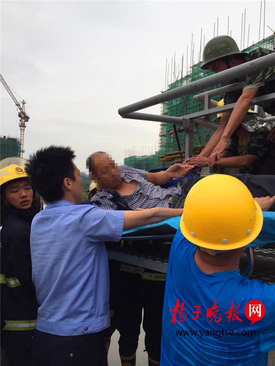 操作员突犯颈椎病晕倒在38米高塔吊(图)