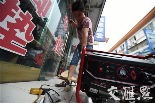 暴雨之后断电12天 南京数百商户靠蜡烛吃外卖