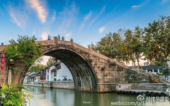 京杭大运河穿越无锡城而过,最繁华的地段当属无锡南长街清名桥街区