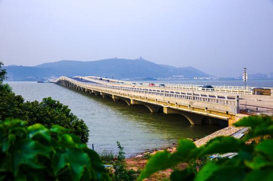 横跨三桥