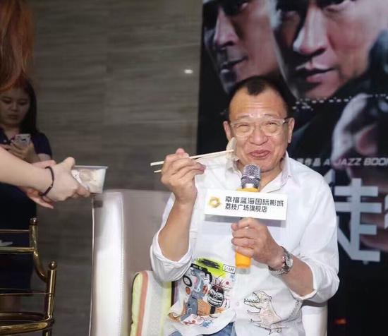 《使徒行者》南京路演 佘诗曼许绍雄品小吃