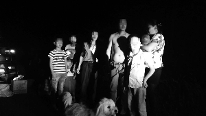 SUV上擠了8個人和一條寵物狗 警方供圖