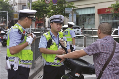 南京整治非机动车行人交通违法 网络直播
