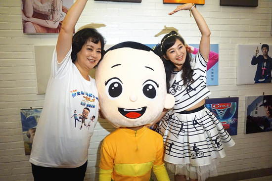 鞠萍姐姐、小鹿姐姐南京宣传《新大头2》