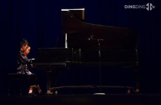 南京小学生在美国唱响昆曲《牡丹亭》