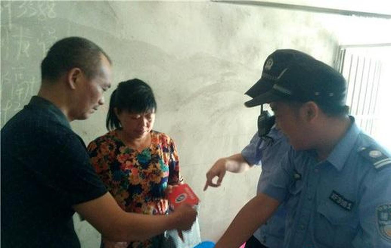 录取通知书被爸妈扔进垃圾桶 好辅警钻垃圾桶