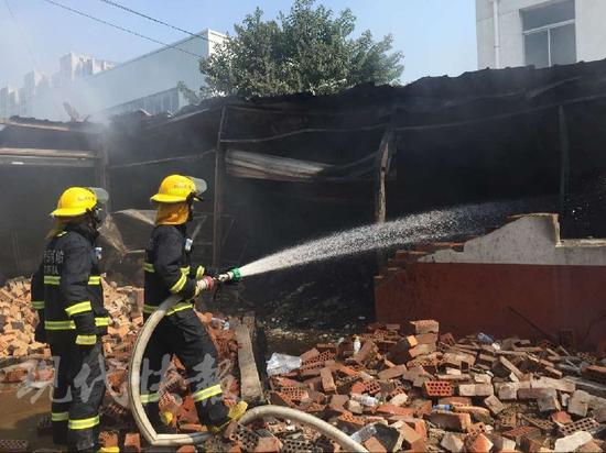 南京江宁一塑料厂起火 失火厂房内有易爆气体