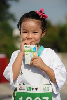 跑动中国苏州湖光跑欢乐鸣枪 千名跑友牛到里