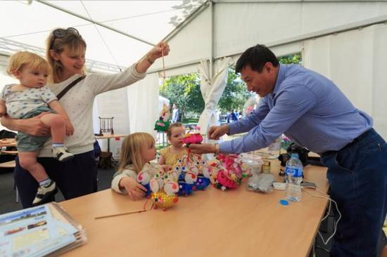 南京伦敦双城文化客厅亮相 秦淮花灯扮靓泰晤