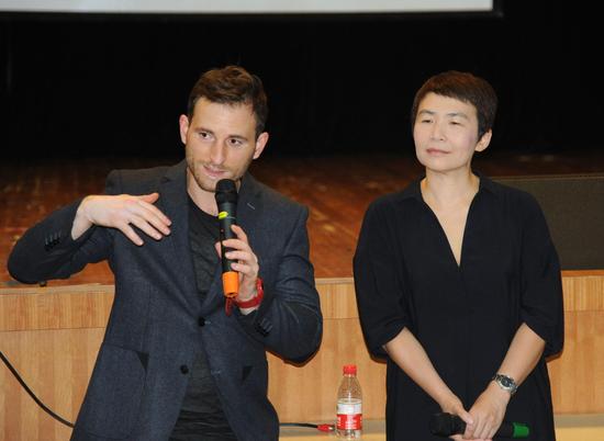 副导演Kevin Bennet向学生和媒体们介绍《威尼斯商人》