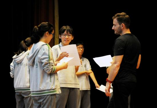 Kevin Bennet指导学生演绎剧中片段