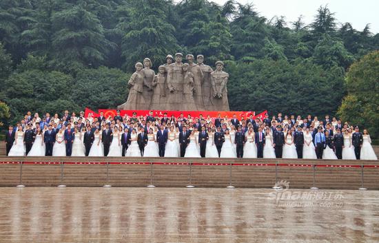 江苏暨南京市95对新婚夫妇在雨花台向革命烈