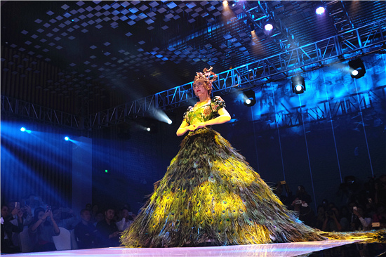 演艺明星童菲亮相苏州 代言虎丘婚纱城