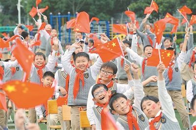 庆少先队建队67周年 南京少先队员传递队旗