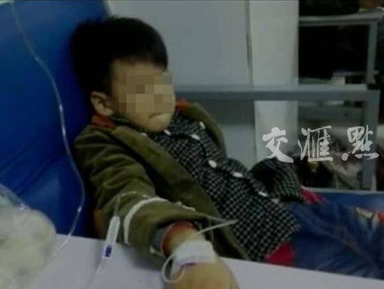 图为小朋友正在医院输液治疗。 本文图片均由学生家长提供。