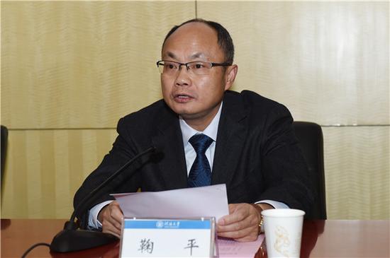 鞠平副校长宣读“钱正英教育科技基金”获奖人员名单