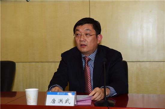 唐洪武副校长宣读“严恺教育科技基金”和“徐芝纶教育基金”获奖人员名单