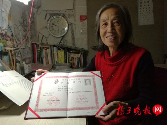 75岁老奶奶赶考 成今年无锡年龄最大自考生