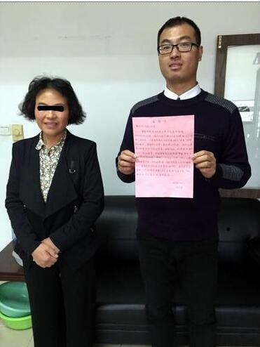 女生家长感谢张子玉(右)