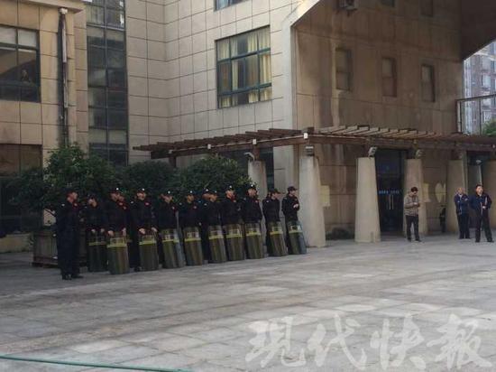 南京江宁最大小区换物业 业主持盾牌头盔与物