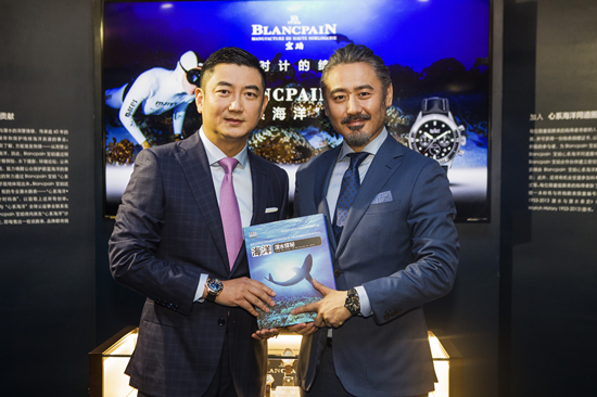 吴秀波为宝珀 “流动海洋图书馆”捐赠图书