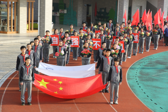 11月11日8时,育英外校全体师生,迎着煦暖的阳光,隆重举行育英外校第21届运动会。
