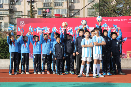 11月11日8时,育英外校全体师生,迎着煦暖的阳光,隆重举行育英外校第21届运动会。