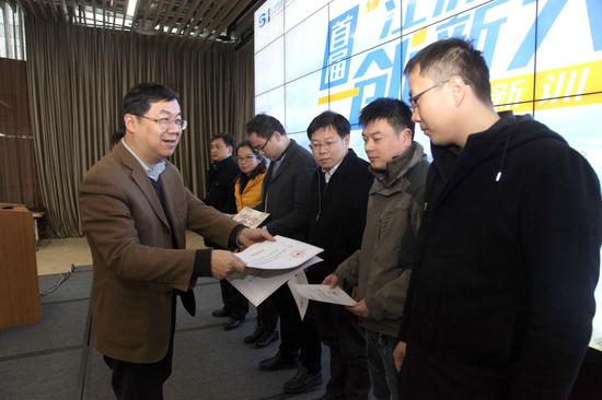 谭院长为相关企业颁发结业证书