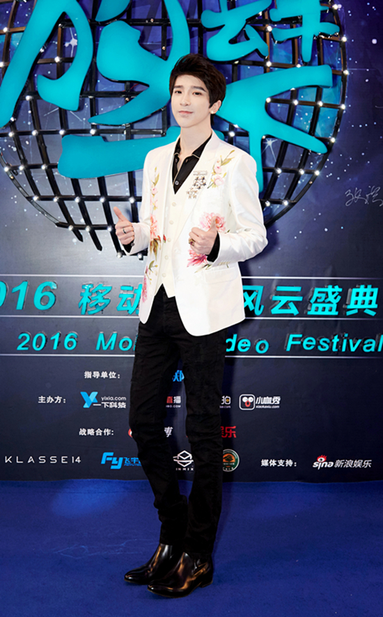 沈煜伦圣诞夜亮相盛典红毯 尽显儒雅绅士气质