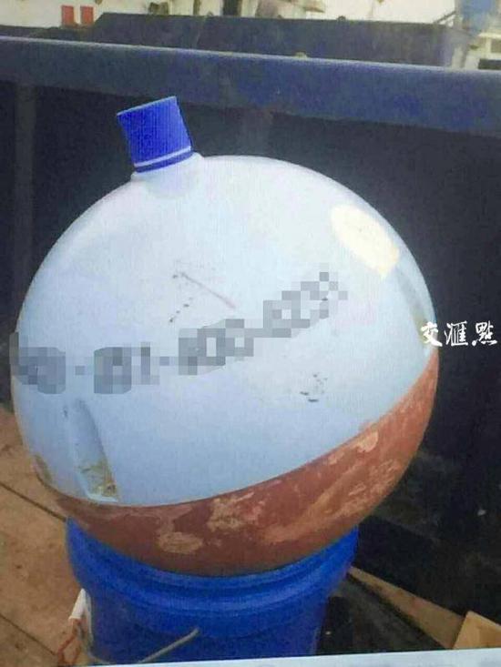 江苏2渔民水下捞获某国不明装置 及时举报获重