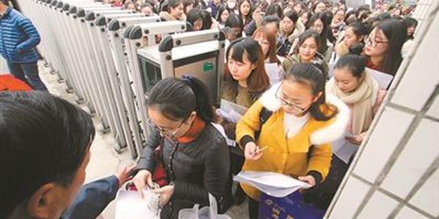 南京招考中小学教师 万余考生竞争722个教席